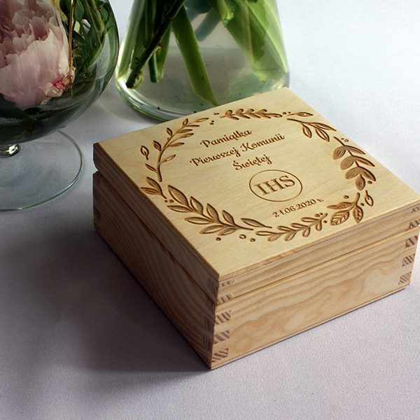 Pudełko drewniane na pamiątkę pierwszokomunijną imienne z datą